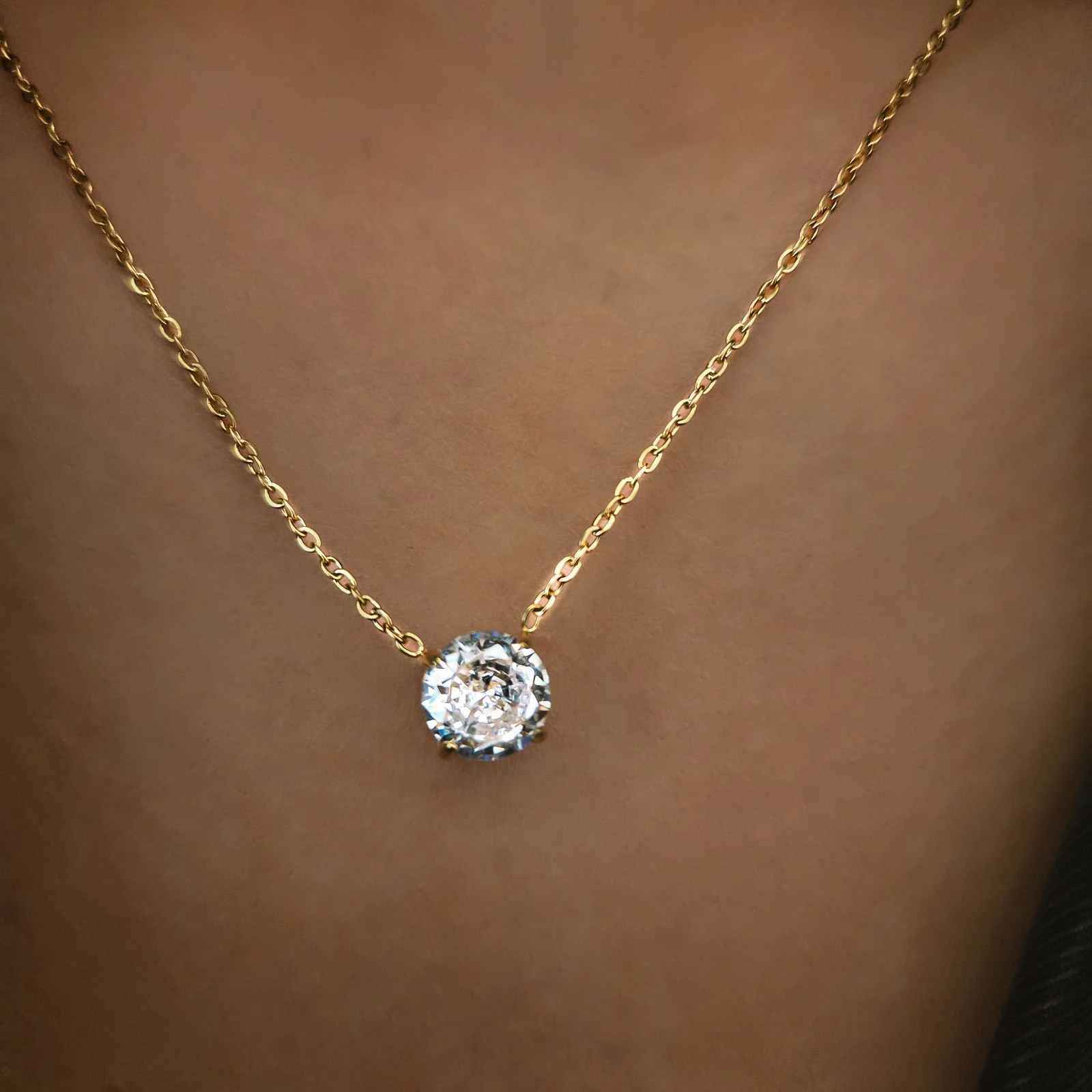 Collier doré en acier inoxydable avec pendentif zircon rond